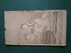 fotografie atelier . DOAMNA CU FIUL ,dimensiuni 11 cm x 6 cm, anii 1890