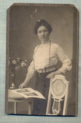 AB FOTO CABINET 194 - TANARA IN TINUTA DE EPOCA , IN STUDIO foto