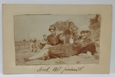 FAMILIE LA PLAJA PE MALUL MURESULUI , ARAD , FOTOGRAFIE , 1917 foto
