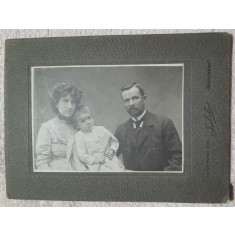 Fptografie pe carton, primarul Panaitescu cu familia, 1905