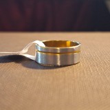 Cumpara ieftin Inel premium Stainless Steel argintiu cu o linie fina aurie