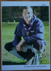 Autograf pe fotografie al lui Bear Grylls, cercetas sef al Asociatiei Cercetasilor din Marea Britanie