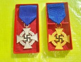 F854-I- Set 2 Medalii Replica-Pentru Serviciul credincios Adolf Hitler- Crucea Zvastica- argintata si aurita in cutia originala. Stare foarte buna.