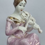 Fata cantand la vioara - bibelou portelan romanesc vechi, vintage