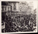 P1540 Fotografie din centrul orașului Oradea de la una din marile manifestații antirevizioniste din anii 1930. La tribună - Teodor Neș.