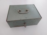 Cutie metal, cutie vechi cu cheie