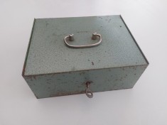 Cutie metal, cutie vechi cu cheie