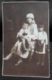 Fotografie tip carte postala, mama cu doi copii, in port popular, perioada interbelica