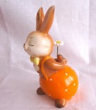 BIBELOU PORTELAN GOEBEL IEPURAS CU MARGARETA 13.5 CM