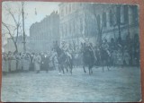 Fotografie tip carte postala, necirculata, M.S. Regele si Regina, generalul Berthelotn in dreptul Universitatii, 1918