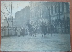 Fotografie tip carte postala, necirculata, M.S. Regele si Regina, generalul Berthelotn in dreptul Universitatii, 1918