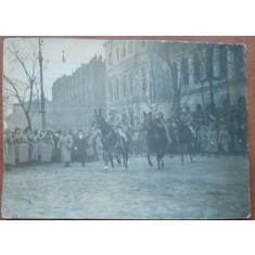 Fotografie tip carte postala, necirculata, M.S. Regele si Regina, generalul Berthelotn in dreptul Universitatii, 1918