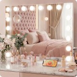 Oglindă de machiaj profesională Hollywood albă, 58x48cm, pe suport, cu 15 LED-uri, lumină reglabilă, difuzor Bluetooth și mărire 10X