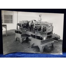 DISTRIBUITOR CU SUPAPE , FABRICAT LA UZINELE MALAXA , FOTOGRAFIE MONOCROMA , PERIOADA INTERBELICA