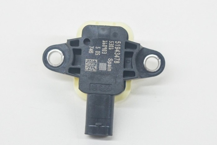 Senzor de impact dreapta față FIAT 500X 334_ 2016 OEM: 51943478 13436436