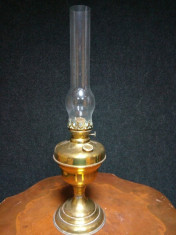 Eleganta lampa antica pe gaz din alama,stare excelenta foto
