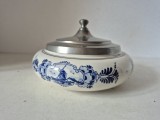 Vas ceramică de colecție WMF Delft Blauw &ndash; Pictat manual, capac metalic WMF, 17 cm