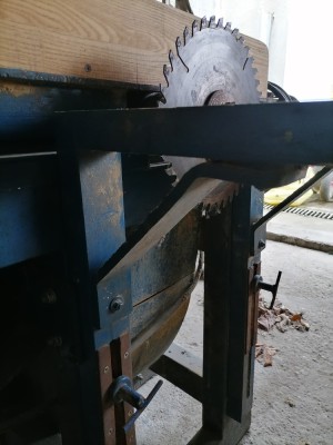 Abricht cu circular și masa de găurit foto