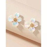 Cumpara ieftin Cercei Floare Alba cu Reflexii Multicolore, 2.4x2.3 cm- 20740