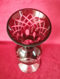 Vaza din cristal rosu perioada comunista 25 cm &icirc;nălțime