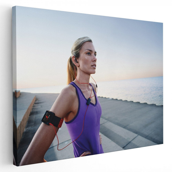 Tablou femeie relaxandu-se dupa jogging Tablou canvas pe panza CU RAMA 40x60 cm