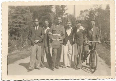 D4 Tineri romani cu bicicleta si elev militar 1943 foto