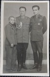 Fotografie tip Carte postala, Locotenent colonel si locotenet din armata regala romana impreuna cu un baiat, perioada celui de-al doilea razboi mondia