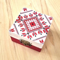 Cutie decorativa patrata din lemn cu model traditional 132126