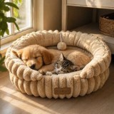 Pat cuib fluffy maro pentru pisică cu bază antiderapantă și jucărie, CMCLASS