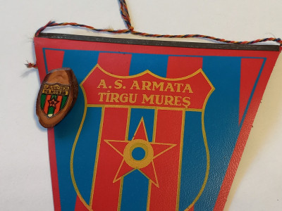 Fanion fotbal + Insigna artizanala - AS &amp;quot;ARMATA&amp;quot; TARGU-MURES foto