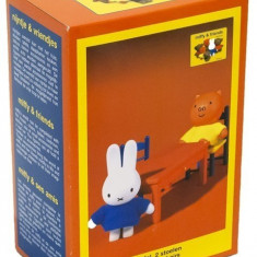 Set accesorii din plastic Miffy & Friends 3 piese (masuta si doua scaune)