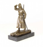 Soldat privind in zare- statueta din bronz pe un soclu din marmura UP-76