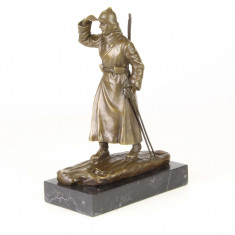 Soldat privind in zare- statueta din bronz pe un soclu din marmura UP-76