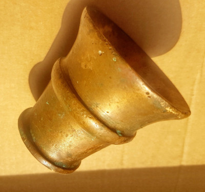 F262-Piva-mojar mic vechi bronz masiv cu oxidare. foto