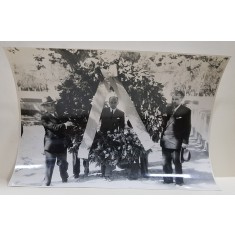 STEFAN VOITEC LA DEPUNEREA UNEI COROANE DE FLORI LA MORMANTUL UNUI FRUNTAS SOCIALIST ITALIAN , FOTOGRAFIE MONOCROMA , PE HARTIE LUCIOASA , 1946