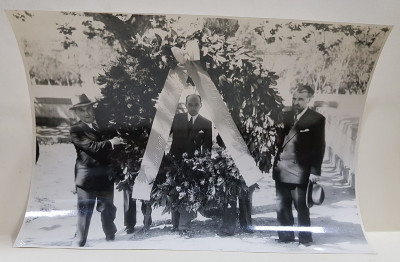 STEFAN VOITEC LA DEPUNEREA UNEI COROANE DE FLORI LA MORMANTUL UNUI FRUNTAS SOCIALIST ITALIAN , FOTOGRAFIE MONOCROMA , PE HARTIE LUCIOASA , 1946 foto