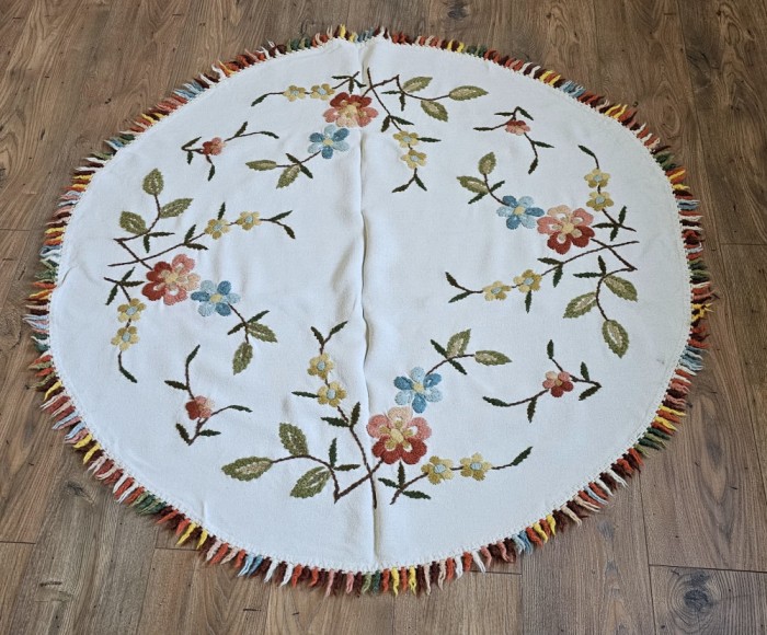 VECHE FATA DE MASA CIRCULARA CU MODEL CUSUT MANUAL CU LANA