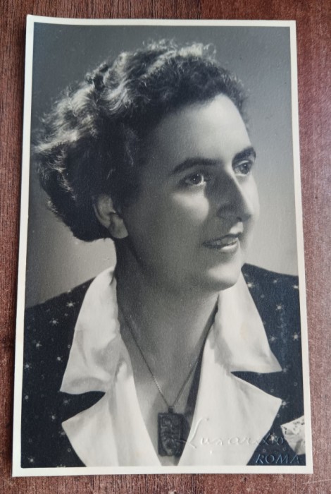 QW18 73 - Fotografie foarte veche - tanara doamna - an 1945