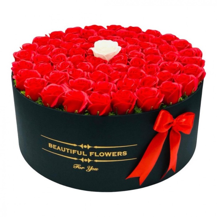 Cutie Eleganta cu 76 Trandafiri Rosii si Alb , Cadoul Perfect pentru Momente Speciale