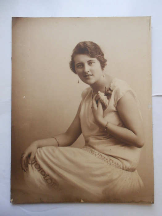 Fotografie cartonata veche, 39 cm x 30 cm portret de femeie #2