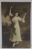 TANARA CU ROCHIE ALBA SI CIORCHINI DE STRUGURI , CARTE POSTALA CU CUSATURI DIN FIR DE MATASE , INCEPUTUL SEC. XX