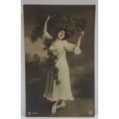 TANARA CU ROCHIE ALBA SI CIORCHINI DE STRUGURI , CARTE POSTALA CU CUSATURI DIN FIR DE MATASE , INCEPUTUL SEC. XX