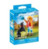 Cumpara ieftin Set figurine Playmobil - Figurina femeie cu animalut de colectie caine de Munte