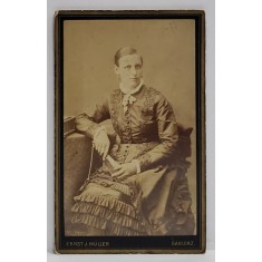 FOTOGRAFIE C.D.V. , STUDIO ERNST J. MULLER , GABLONZ , DOAMNA CU ROCHIE NEAGRA , SFARSITUL SEC. XIX