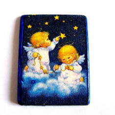 Magnet dreptunghiular cu copii blonzi ingeri pe nori langa stele, magnet frigider 17835