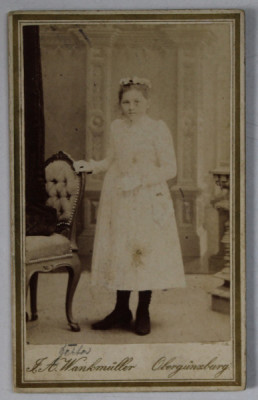 FOTOGRAFIE C.D.V. , STUDIO J. A. WANKMULLER , OBERGUNZBURG , FETITA CU ROCHIE ALBA , SFARSITUL SEC. XIX foto