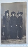Fotografie București 1913 &ndash; Foto Splendid N. Duzugan &ndash; trei tinere elegante