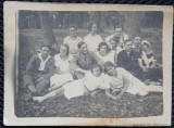 Fotografie tip Carte Postala, Grup de prieteni la iarba verde, perioada interbelica