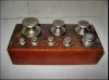 9263-Set Greutati metal in cutie lemn. Continand: 1 greutate de 200 grame+2-100 grame, 1 de 50, 1 de 20, 2 de 10 si 1 de 5 grame.