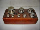 9263-Set Greutati metal in cutie lemn. Continand: 1 greutate de 200 grame+2-100 grame, 1 de 50, 1 de 20, 2 de 10 si 1 de 5 grame.